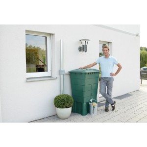 Garantia Regentonne Eckig 300 l Grün mit Deckel und Hahn am Haus mit Mann.