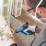 Bosch Professional Heißluftgebläse GHG 20-63 beim Farbentfernen von einer Tür.