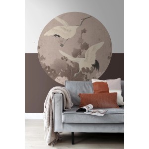 ESTAhome runde Tapete mit Kranichen in Grau-Rosa (Ø 140cm) als Wandtattoo im Wohnzimmer.