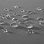 Wassertropfen perlen auf dem grauen, wasserabweisenden Polyesterbezug der Tectake Gartenstühle.