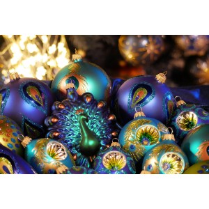 9-teiliges Set Krebs Glas Lauscha Weihnachtskugeln (7cm) mit Pfauen-Motiven in Blau und Grün.