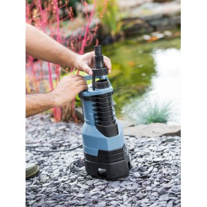 Tauchpumpe 750W zur Schmutzwasser-Entleerung mit Sensorautomatik im Außeneinsatz.