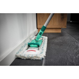 Leifheit Bodenwischer Profi cotton plus beim Reinigen von Fliesenboden.