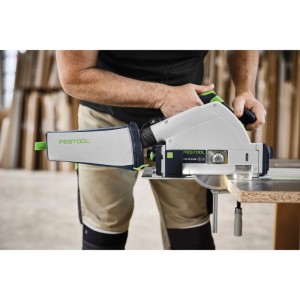 Festool Staubsack am Sägezubehör, montiert an Handkreissäge, die Holz schneidet. Für staubarmes Sägen.