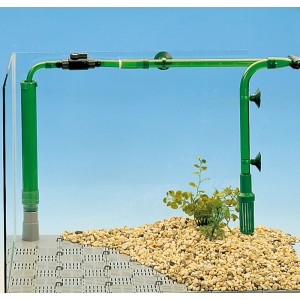 Eheim Bodendurchfluter im Aquarium: Grünes Rohrsystem für verbesserte Wasserzirkulation und Filterung.