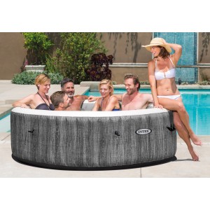 Intex Greywood Deluxe Whirlpool mit 6 Personen im Garten.
