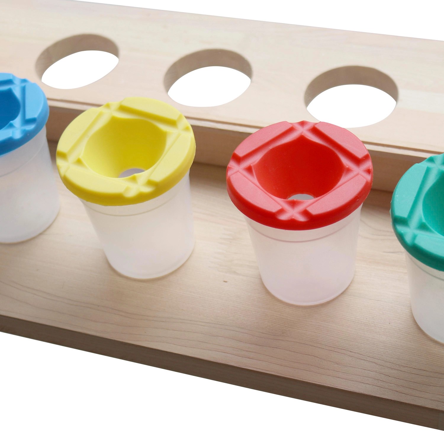 Axi Kinderstaffelei Eric: Detailansicht mit Farbbechern in Halterung. Fördert Kreativität.