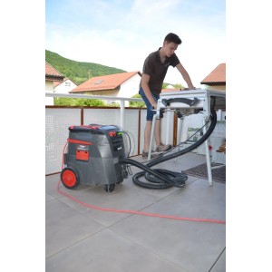 Starmix iPulse M-1635 Safe Sicherheits-Sauger im Einsatz mit Absaugung an Sägearbeiten.