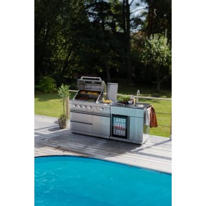 MyOutDoorKitchen Pure Compact Outdoorküche aus Edelstahl mit Grill, Spüle und Kühlschrank am Pool.