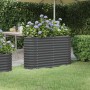 Anthrazitfarbenes Furnicato Hochbeet aus verzinktem Stahl im Garten mit blühenden Pflanzen.