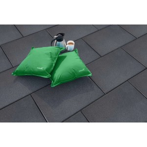 Diephaus Terrassenplatte Nano Tec Schwarz-Basalt 80x40: Terrassenplatten mit Kaffeekanne und Kissen.