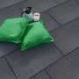 Diephaus Terrassenplatte Nano Tec Schwarz-Basalt 80x40: Terrassenplatten mit Kaffeekanne und Kissen.