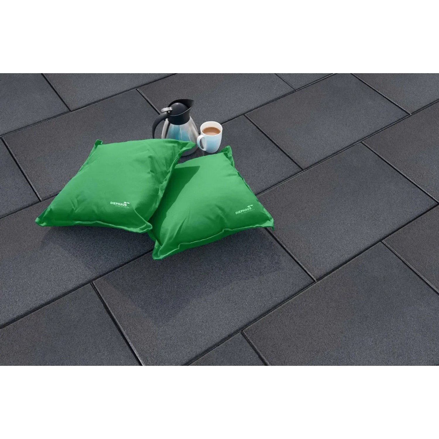 Diephaus Terrassenplatte Nano Tec Schwarz-Basalt 80x40: Terrassenplatten mit Kaffeekanne und Kissen.