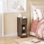 Schmaler Nachttisch in dunkler Holzoptik mit Schublade und 2 Ablagen neben Bett. Ideal für kleine Schlafzimmer.
