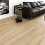 Heller Laminatboden Teide Oak Breitdiele Eiche im Wohnraum mit Sofa und Deko.