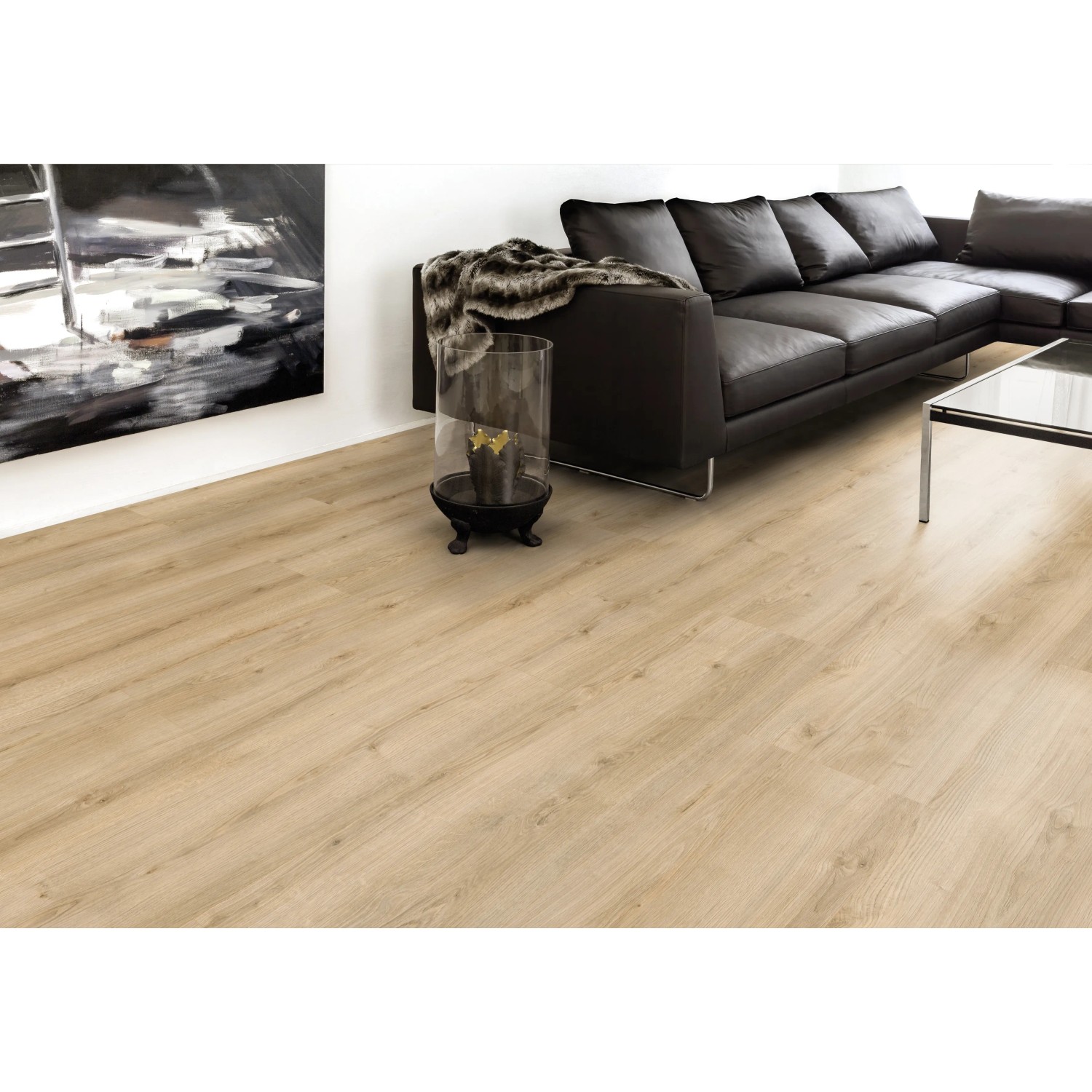Heller Laminatboden Teide Oak Breitdiele Eiche im Wohnraum mit Sofa und Deko.