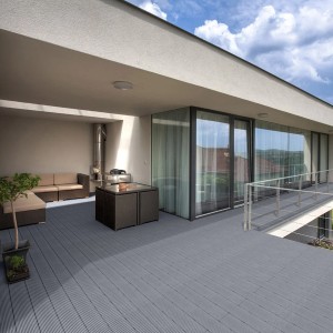 Verlegte Home Deluxe WPC-Terrassendielen Samana Hellgrau auf einer Terrasse mit Möbeln.