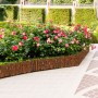 Flexible Weiden-Beeteinfassung, 20 cm hoch, trennt Rosenbeet mit pinken Blüten vom Gartenweg.