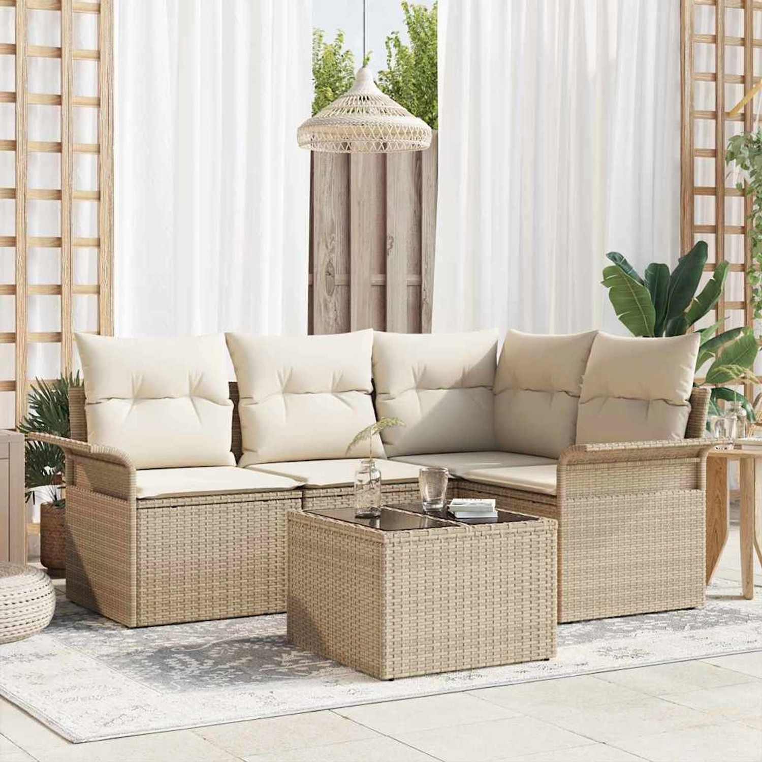 Beiges 5-teiliges Garten-Sofa-Set aus Poly Rattan mit Tisch und Kissen.