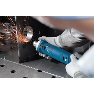 Bosch Professional GGS 28 C Geradschleifer in Aktion beim Schleifen von Metall.