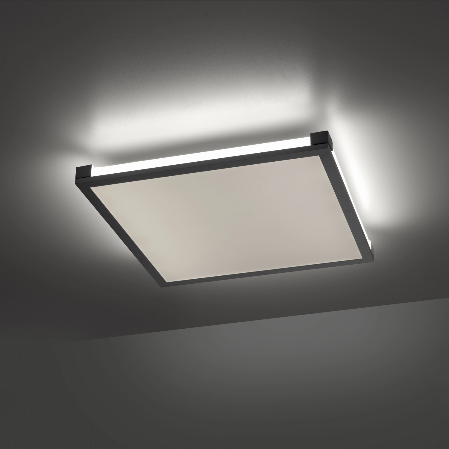 Quadratische LED-Deckenleuchte Mario von Just Light, 45x45 cm, mit schwarzem Rahmen.