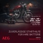AEG Batterieladegerät CW10 beim Laden einer Motorradbatterie in Werkstatt.