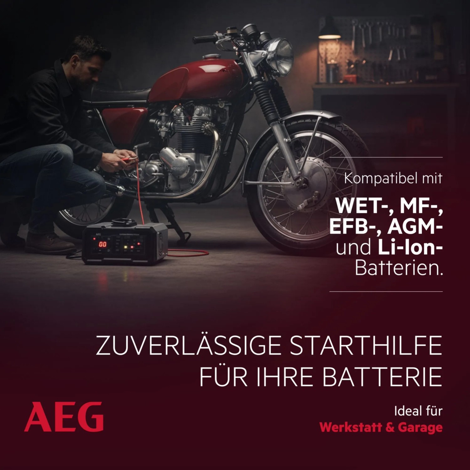 AEG Batterieladegerät CW10 beim Laden einer Motorradbatterie in Werkstatt.