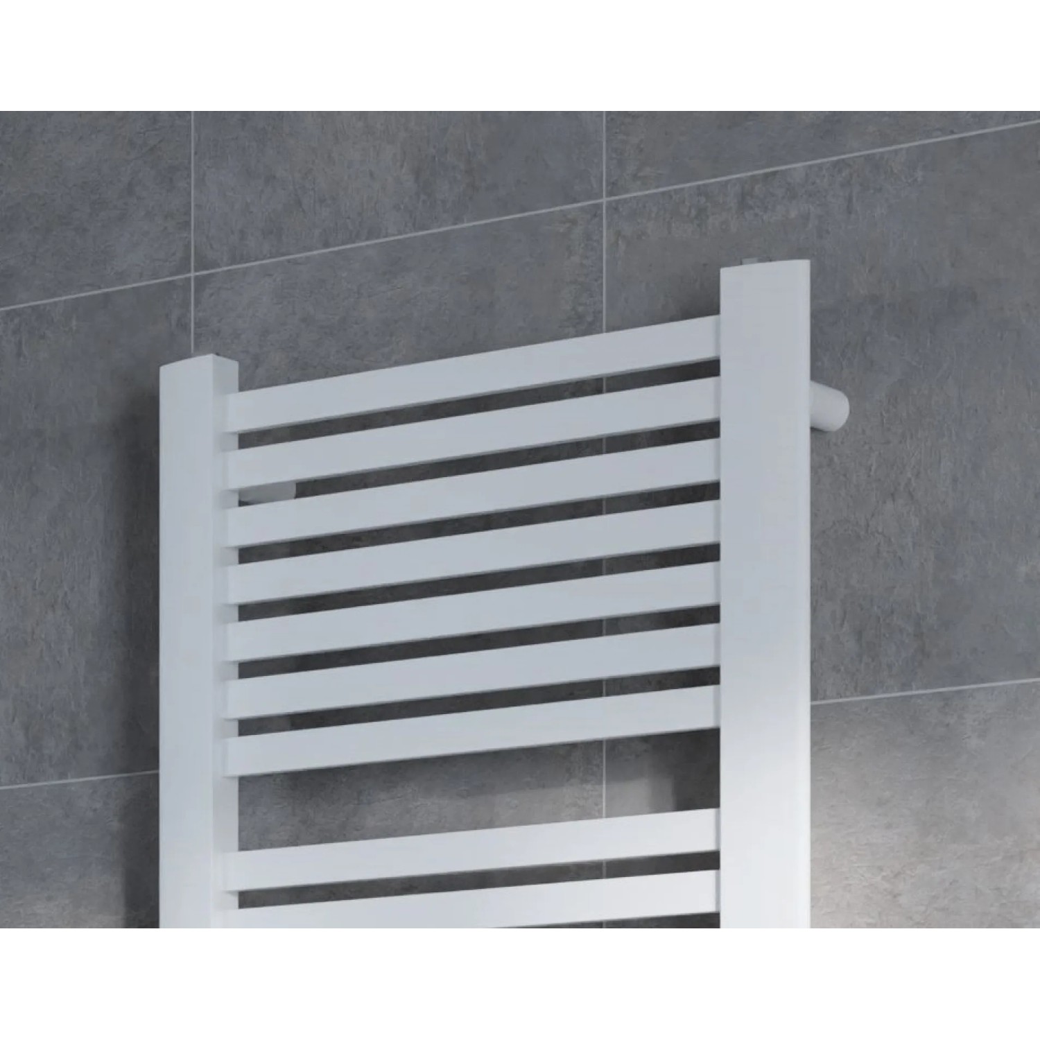 Weißer Ximax Badheizkörper K5, 1215x600 mm, mit Mittenanschluss vor grauer Wand.