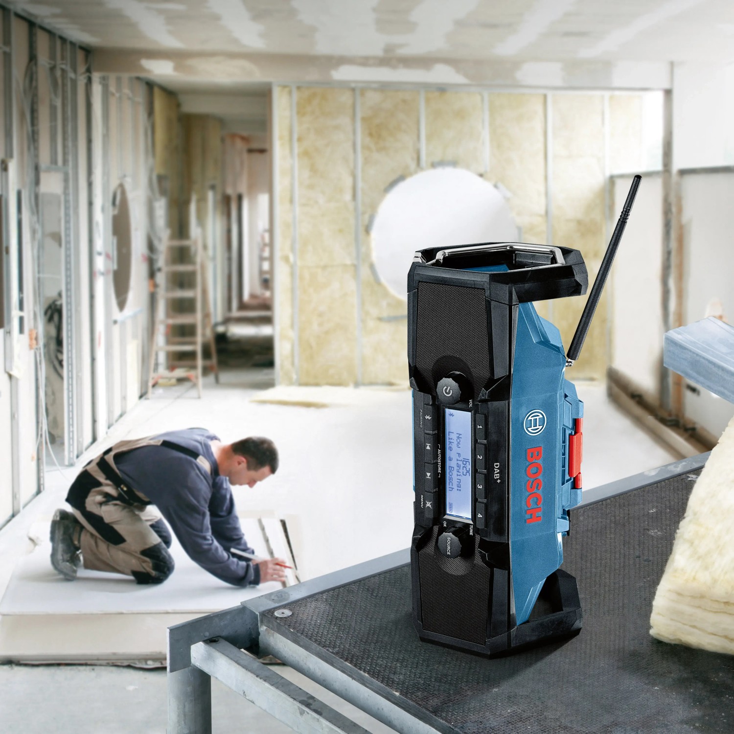 Bosch Professional Akku-Radio GPB 18V-2 SC Solo auf Baustelle, robust und kompakt.