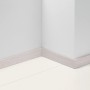 Parador Sockelleiste SL 5 wasserfest, Eiche D127, 50x16x2200 mm, montiert an einer weißen Wand.