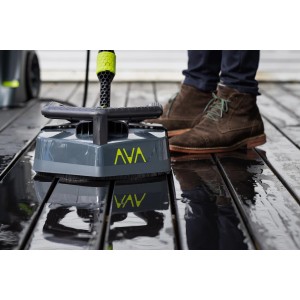 AVA Terrassenreiniger Premium für Hochdruckreiniger P30-P80 im Einsatz auf nasser Holzterrasse.