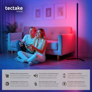 Schlanke Tectake LED-Stehlampe Spectra in Schwarz mit bunten RGBIC-Lichteffekten beleuchtet modernes Wohnzimmer. Innenleuchte.