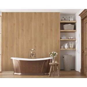Kronoflooring Wandpaneel Lightwood im Bad mit Badewanne und Holzregal.