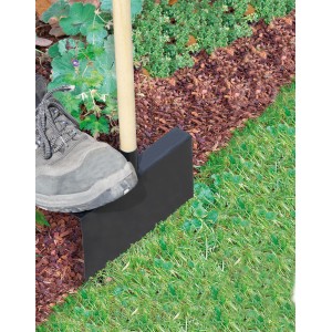 Bellissa Rasenkantenstecher zum Abstechen von Rasenkanten im Garten. Mit Fuß auf dem Stecher.