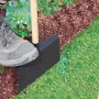 Bellissa Rasenkantenstecher zum Abstechen von Rasenkanten im Garten. Mit Fuß auf dem Stecher.