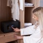Schwarzer Yale Tresor High Security Safe 9,6 l im Kleiderschrank, Frau bedient das Tastenfeld.