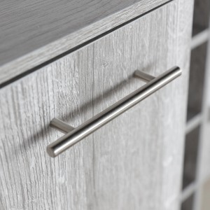 Detailaufnahme: Grauer Better Home Schrank mit Rollen, Edelstahlgriff und Weinfach.