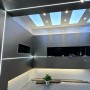 Colortree Wand- und Deckenpaneele in Schwarz mit Metalloptik und LED-Beleuchtung.