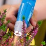 Gloria AutoPump Mini Feinsprüher (1 l) im Einsatz an Pflanzen mit LED-beleuchteter Düse.