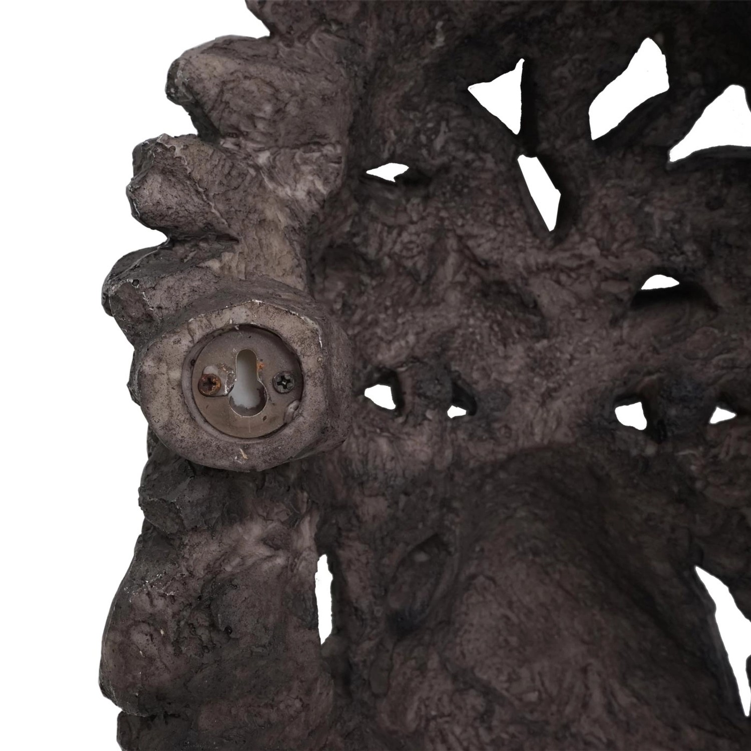 Detailaufnahme der Rückseite des Deko-Schädels Gorillakopf mit Halterung zur Wandmontage.