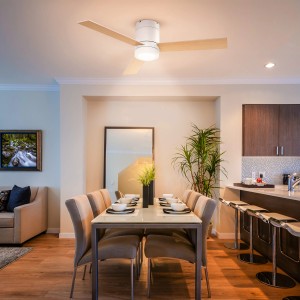 Weißer HOMCOM Deckenventilator mit Beleuchtung in modernem Esszimmer. Deckenleuchte mit Holzflügeln.