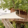 Siena Garden Sonnensegel Solino, 3-eckig, Ecru, 3,6x3,6x3,6 m, montiert an einem Baumhaus.