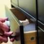 Abus Magnetschloss JC4500 Marc zur Kindersicherung an Schublade mit Magnetschlüssel.