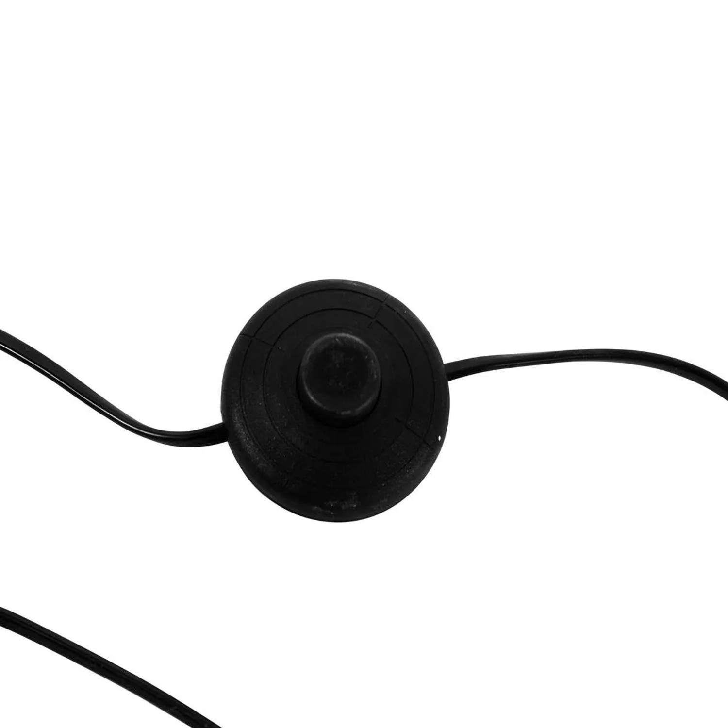 Detailaufnahme des schwarzen Fußschalters der QAZQA Bogenlampe.