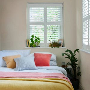 Schlafzimmer in Pale Twine Beige: Laura Ashley Wandfarbe für Wand und Decke.