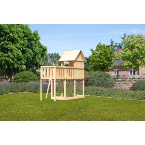 Karibu Stelzenhaus Frieda mit Anbauplattform, Holzleiter und Sandkasten im Garten.
