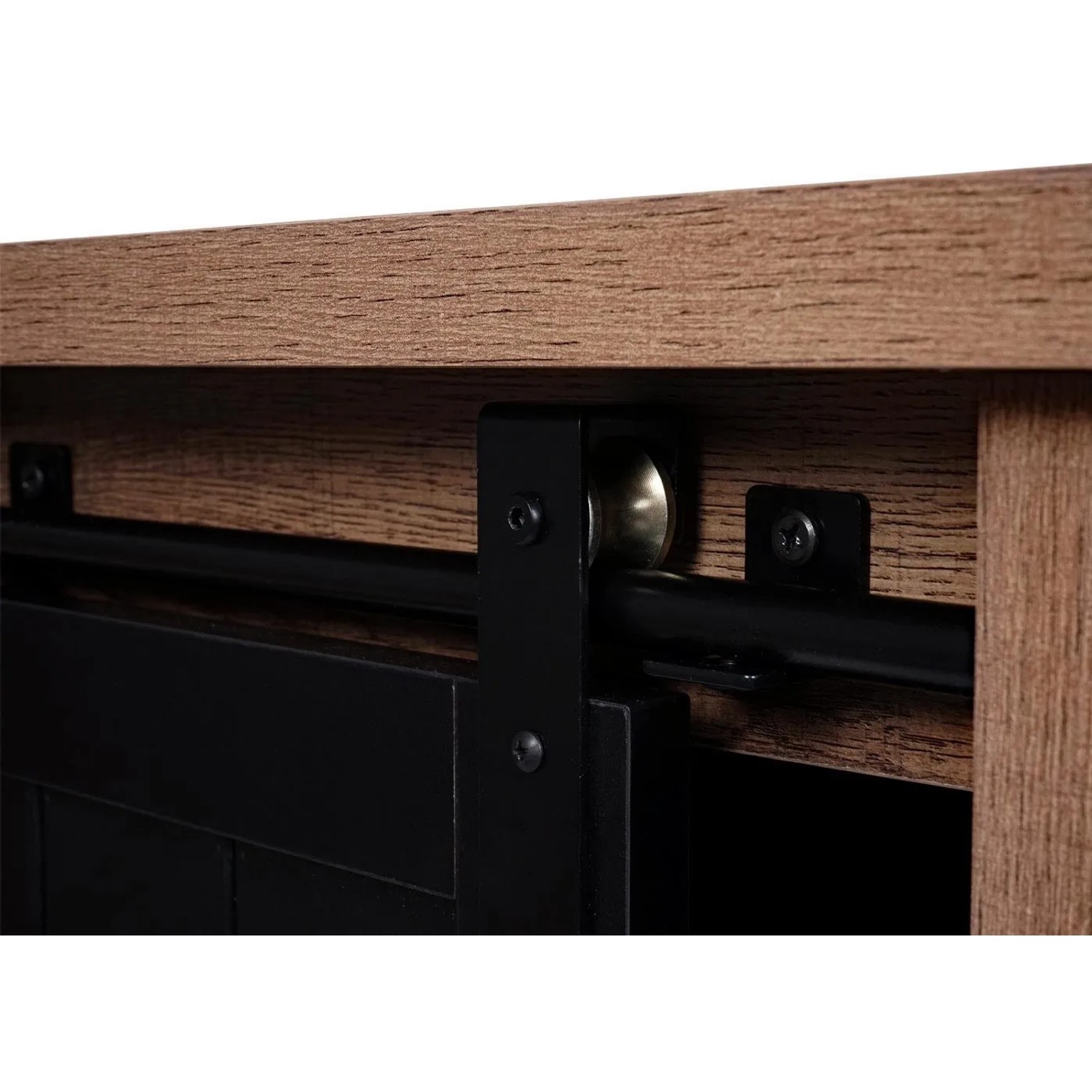 Detailaufnahme: Brauner MCW Schrank K75 mit schwarzer Schiebetür-Mechanik.