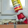 Anwendung von Soudal Fensterschaum B2 Genius Gun zur Fensterabdichtung.