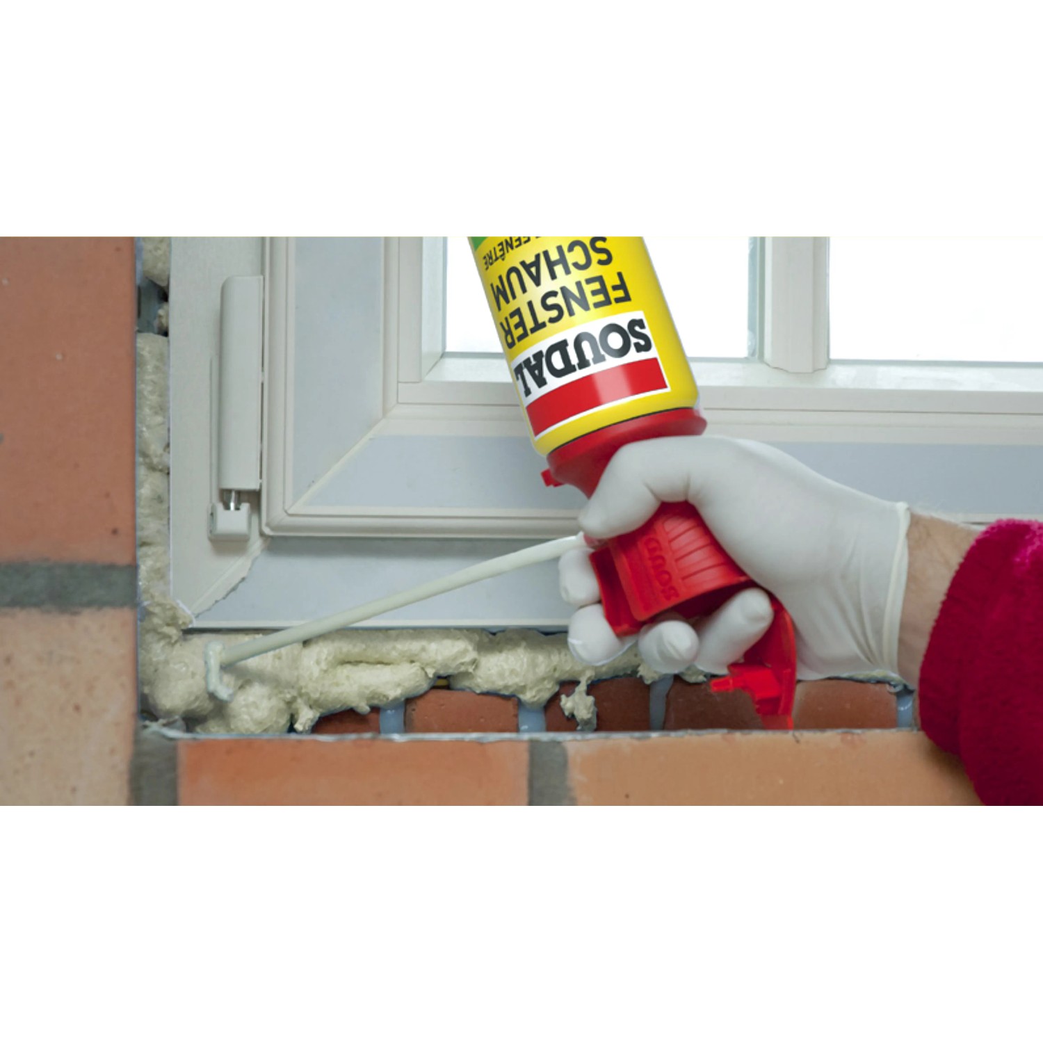 Anwendung von Soudal Fensterschaum B2 Genius Gun zur Fensterabdichtung.