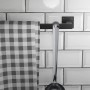 ML-Design Kleiderstange, rechteckig, schwarz, 110cm, Stahl, mit Geschirrtuch und Schöpfkelle.
